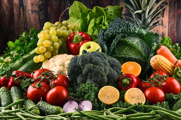 Composición con variedad de verduras y frutas orgánicas crudas — Foto de Stock