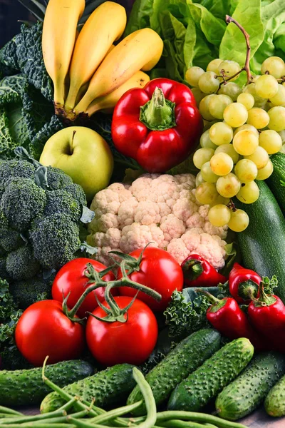 有機生野菜と果物の様々 な構成 — ストック写真