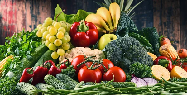 Composición con variedad de verduras y frutas orgánicas crudas — Foto de Stock