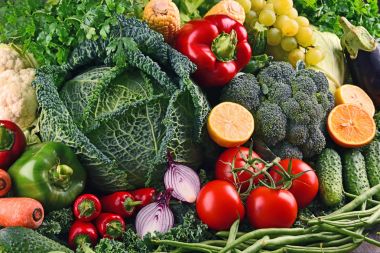 Çeşitli ham organik sebze ve meyve ile kompozisyon