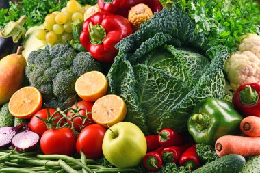 Çeşitli ham organik sebze ve meyve ile kompozisyon