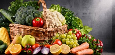 Çeşitli ham organik sebze ve meyve ile kompozisyon