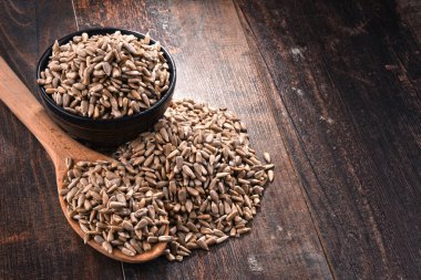 Ahşap masa üzerinde kabuklu Ayçekirdeği kase ile kompozisyon