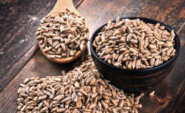 Ahşap masa üzerinde kabuklu Ayçekirdeği kase ile kompozisyon