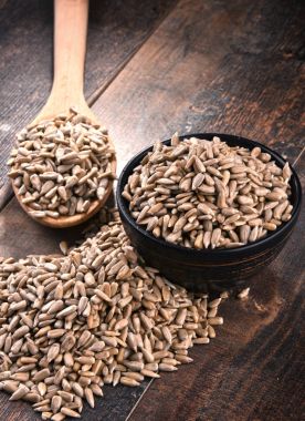 Ahşap masa üzerinde kabuklu Ayçekirdeği kase ile kompozisyon