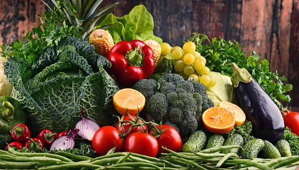 Composición con variedad de verduras y frutas orgánicas crudas — Foto de Stock