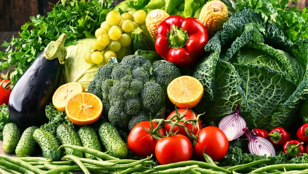 Composição com variedade de vegetais orgânicos crus e frutas — Fotografia de Stock