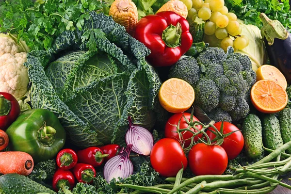 Çeşitli ham organik sebze ve meyve ile kompozisyon