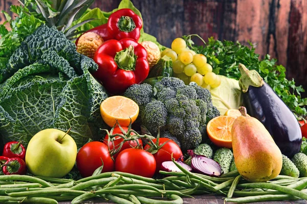 Samenstelling met verscheidenheid aan rauwe biologische groenten en fruit — Stockfoto