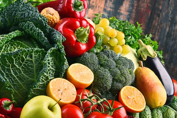 Состав из различных органических овощей и фруктов — стоковое фото