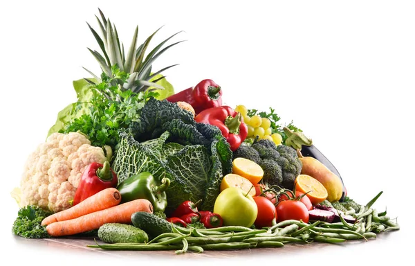 Çeşitli ham organik sebze ve meyve ile kompozisyon
