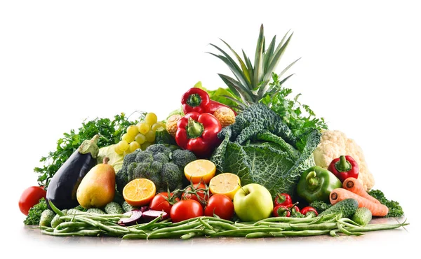 Çeşitli ham organik sebze ve meyve ile kompozisyon
