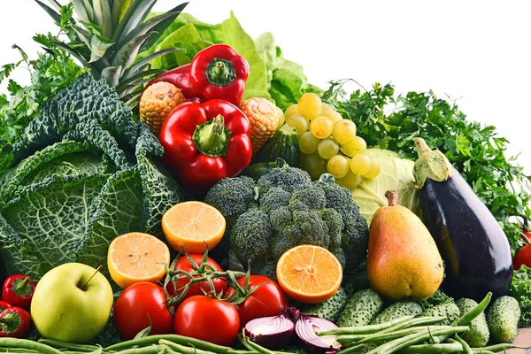 Composition avec variété de légumes et fruits biologiques crus — Photo