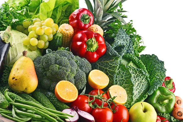 Çeşitli ham organik sebze ve meyve ile kompozisyon