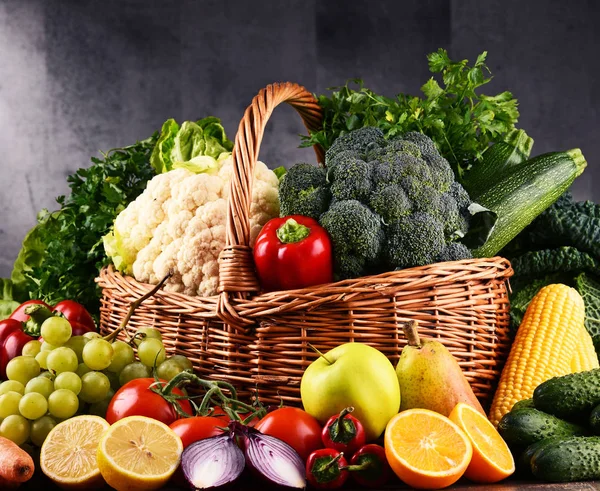 Composición con variedad de verduras y frutas orgánicas crudas —  Fotos de Stock