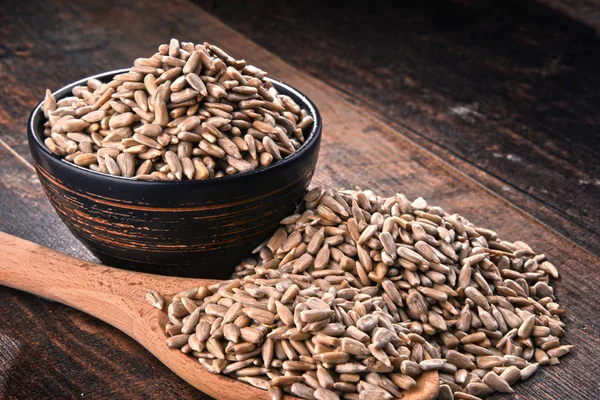 Ahşap masa üzerinde kabuklu Ayçekirdeği kase ile kompozisyon