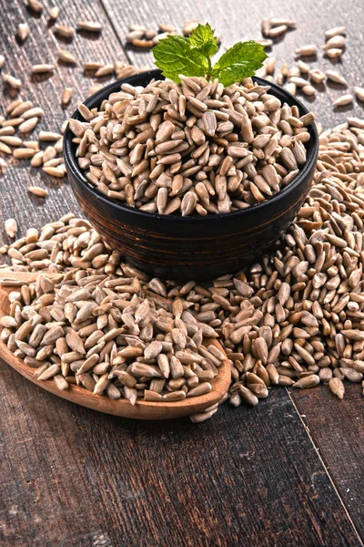 Ahşap masa üzerinde kabuklu Ayçekirdeği kase ile kompozisyon