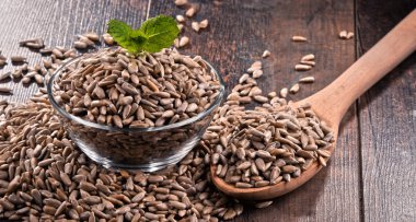 Ahşap masa üzerinde kabuklu Ayçekirdeği kase ile kompozisyon