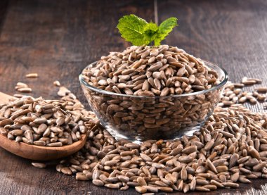 Ahşap masa üzerinde kabuklu Ayçekirdeği kase ile kompozisyon