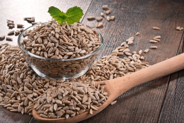 Ahşap masa üzerinde kabuklu Ayçekirdeği kase ile kompozisyon