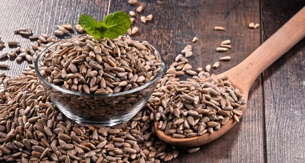 Ahşap masa üzerinde kabuklu Ayçekirdeği kase ile kompozisyon