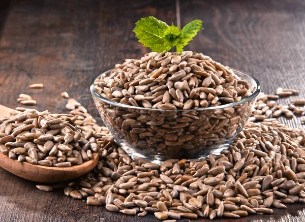 Ahşap masa üzerinde kabuklu Ayçekirdeği kase ile kompozisyon