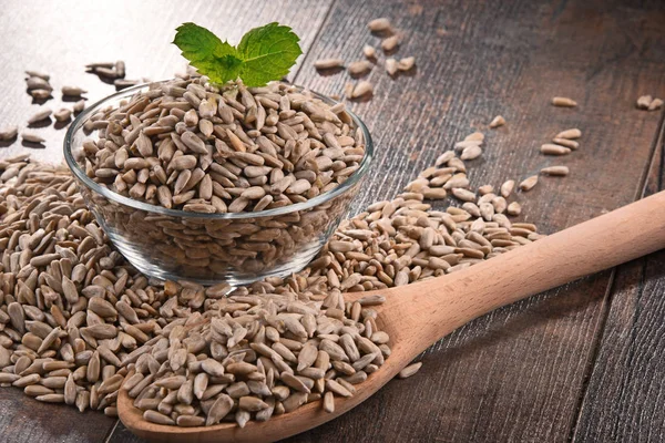 Ahşap masa üzerinde kabuklu Ayçekirdeği kase ile kompozisyon