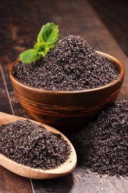 Ahşap masa üzerinde haşhaş tohumu kase ile kompozisyon