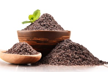 Beyaz arka plan üzerinde haşhaş tohumu kase