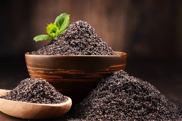 Ahşap masa üzerinde haşhaş tohumu kase ile kompozisyon