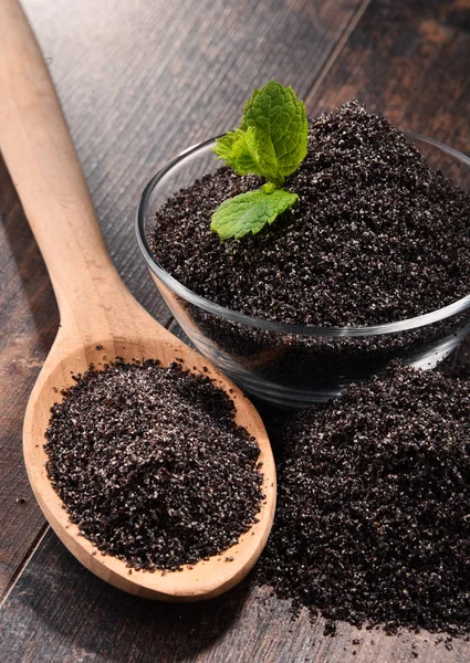 Ahşap masa üzerinde haşhaş tohumu kase ile kompozisyon