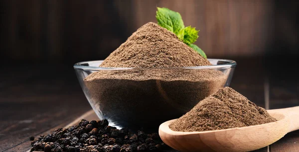 Çekilmiş karabiber ahşap masa üzerinde kase ile kompozisyon