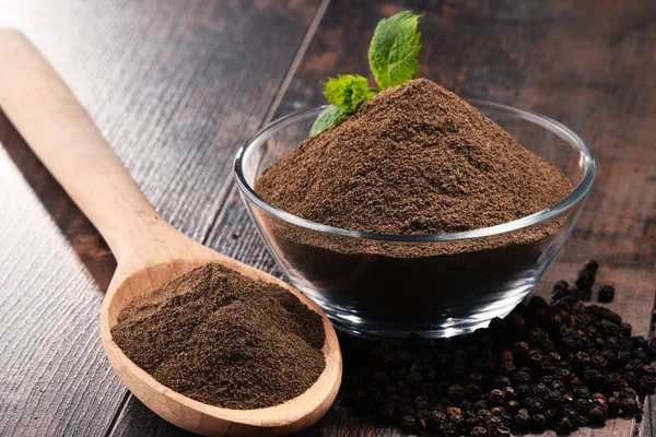 Çekilmiş karabiber ahşap masa üzerinde kase ile kompozisyon