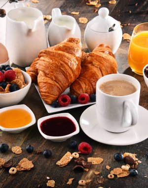 Kahve, meyve suyu, kruvasan ve meyve ile Kahvaltı