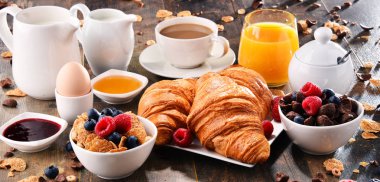 Kahve, meyve suyu, kruvasan ve meyve ile Kahvaltı