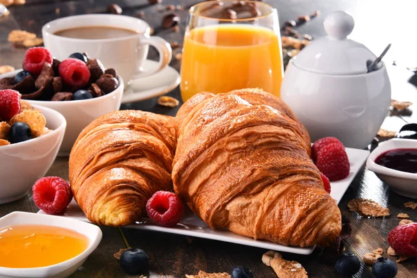 Café da manhã servido com café, suco, croissants e frutas — Fotografia de Stock