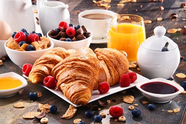 Kahve, meyve suyu, kruvasan ve meyve ile Kahvaltı