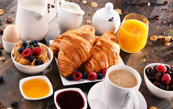 Kahve, meyve suyu, kruvasan ve meyve ile Kahvaltı