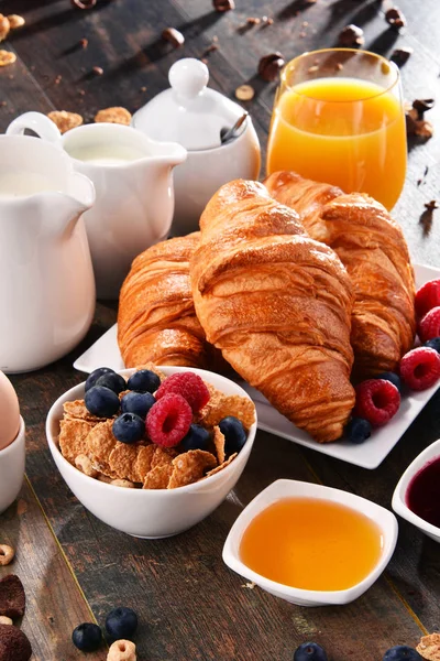 Café da manhã servido com café, suco, croissants e frutas — Fotografia de Stock