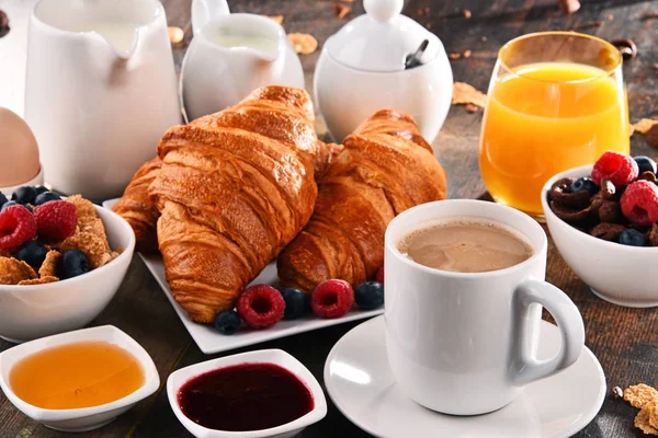 Petit déjeuner servi avec café, jus de fruits, croissants et fruits — Photo