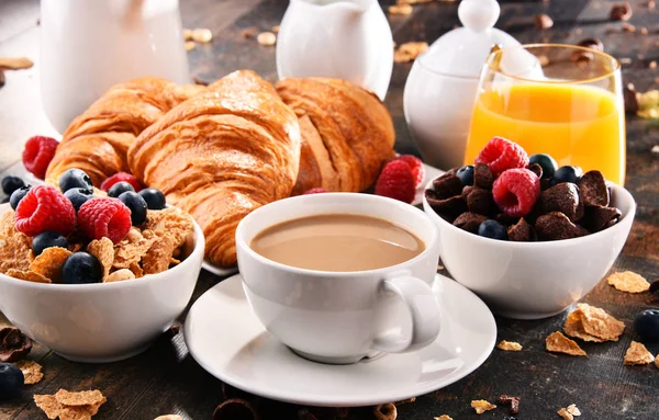 Frukost med kaffe, juice, croissanter och frukter — Stockfoto