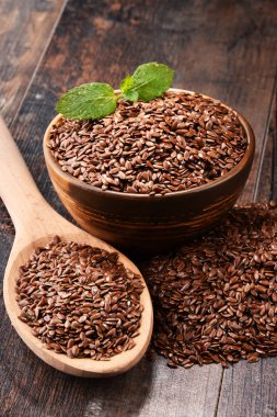 Ahşap masa üzerinde keten tohumu kase ile kompozisyon