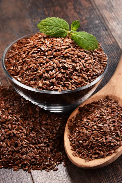 Ahşap masa üzerinde keten tohumu kase ile kompozisyon