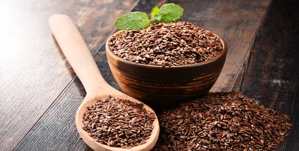 Ahşap masa üzerinde keten tohumu kase ile kompozisyon