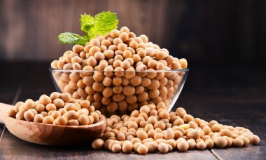 Ahşap masada bir kase soya fasulyesi ile kompozisyon.