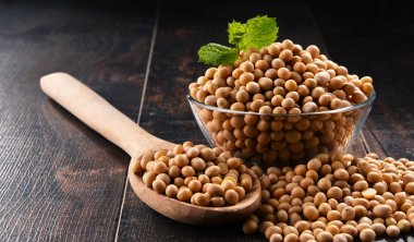 Ahşap masada bir kase soya fasulyesi ile kompozisyon.