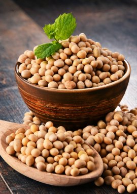 Ahşap masada bir kase soya fasulyesi ile kompozisyon.