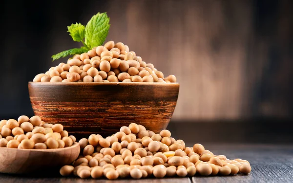 Ahşap masada bir kase soya fasulyesi ile kompozisyon.