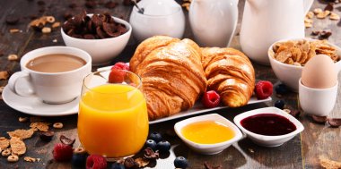 Kahve, meyve suyu, kruvasan ve meyve ile Kahvaltı