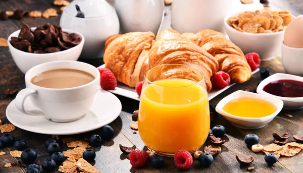 Kahve, meyve suyu, kruvasan ve meyve ile Kahvaltı